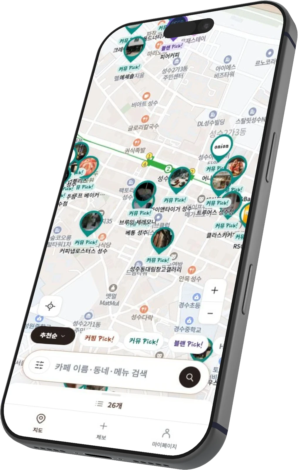 실제 커핑 지도 화면을 담은 3D 폰 목업